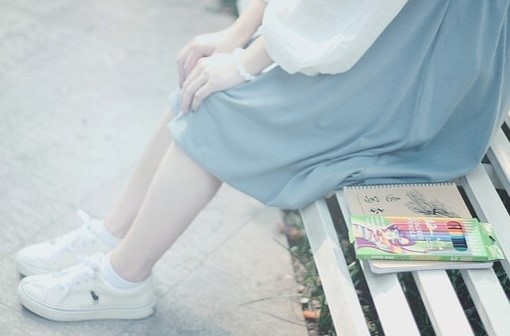 腿上有白癜風(fēng)是什么原因引起的