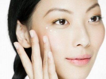 眼角有幾個小點白癜風不治有影響嗎?