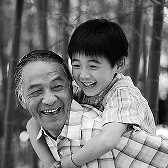 老人抱著小孩的圖片.jpg