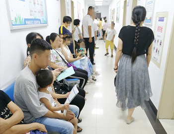 暑期扎堆就診 小患者擠滿醫院 出現治白高峰