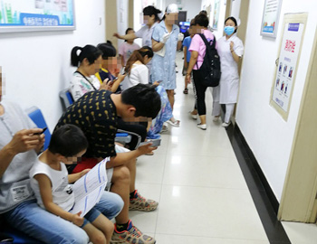 暑期扎堆就診 小患者擠滿醫院 出現治白高峰