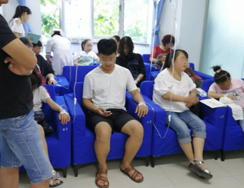 暑期扎堆就診 小患者擠滿醫院 出現治白高峰