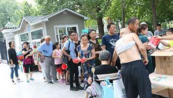 免費發放精美水杯獲贊全城 讓酷暑變清涼