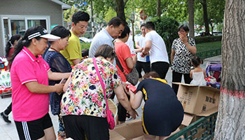 免費發放精美水杯獲贊全城 讓酷暑變清涼