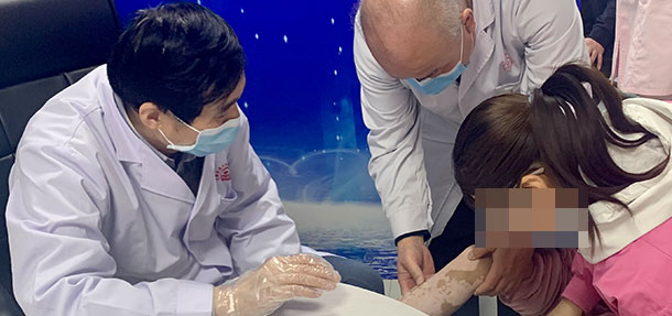 夏季紫外線強烈,白斑易擴散復發(fā),蘇有明教授表示:注意皮膚護理!