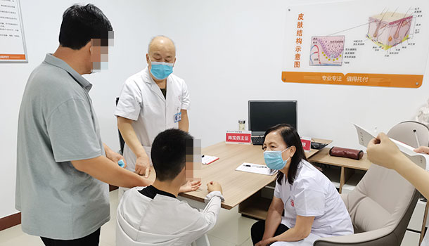 獻(xiàn)禮“6.25世界白癜風(fēng)日”暨京冀醫(yī)師聯(lián)合會(huì)診活動(dòng)首日,現(xiàn)場實(shí)時(shí)報(bào)道中!