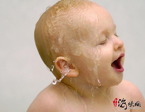 <a href=http://www.xvxgx.cn/ target=_blank class=infotextkey>石家莊白癜風醫院</a>寶寶胳膊上有一塊光滑的白斑怎么辦?