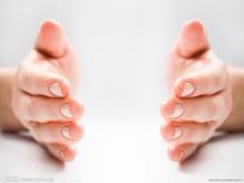 手背上長了幾個小白點是不是白癜風